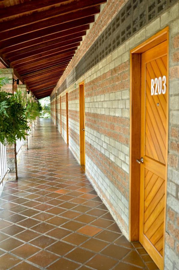 Hosteria Horizontes Caucasia ภายนอก รูปภาพ